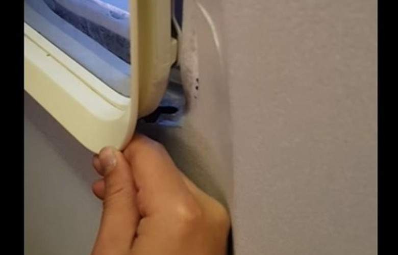 Cuando tu avión ‘low cost’ es tan cutre que «abres» la ventanilla