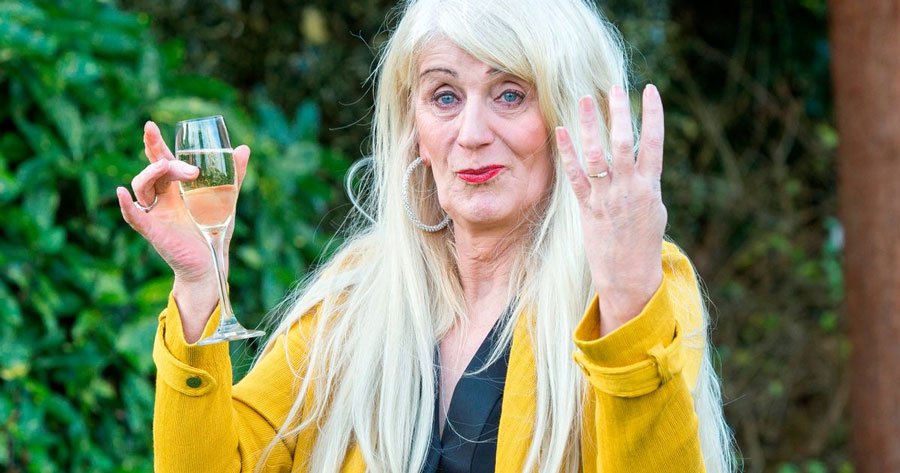 ‚ZEIT FÜR HEIMZAHLUNG‘ Transgender-Taxifahrer, der einen 4 Millionen EURO Jackpot gewonnen hat, verstößt Kinder, nach einem Online-Spielautomaten-Gewinn