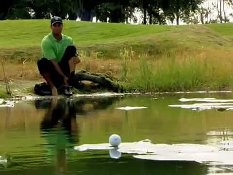 Jesús o Tiger Woods. El Famoso Jugador de Golf Realiza un Tiro Desde el Agua