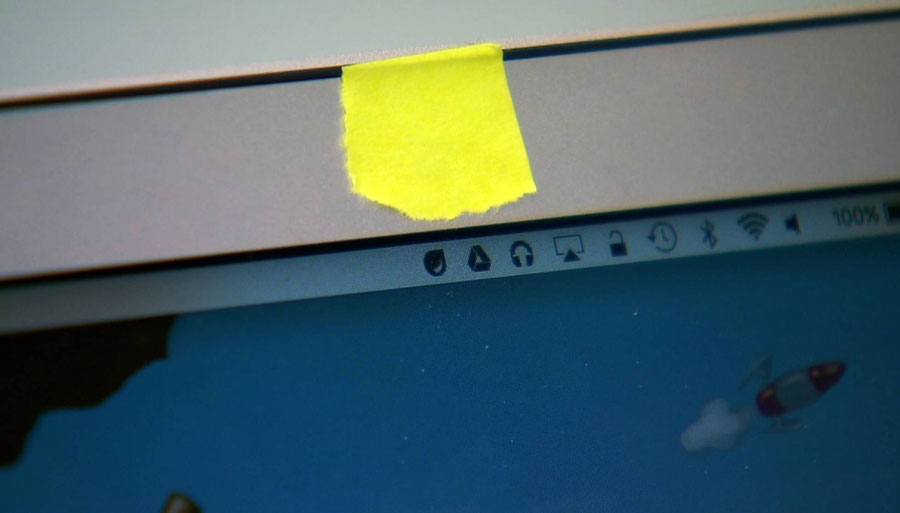 Tapar-camara-para-evitar-ser-espiado-min