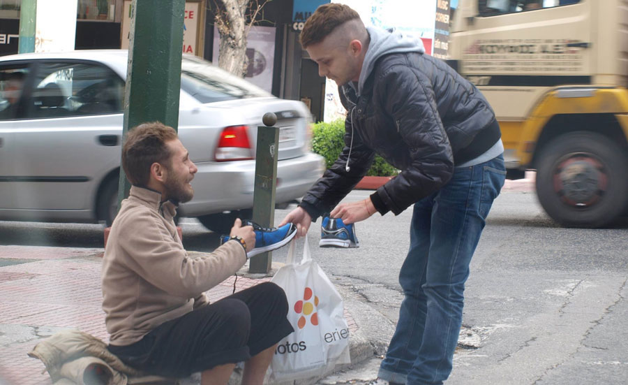 SONDERBERICHT: Mann schenkt einem Obdachlosen seine Schuhe und wird umgehend vom Karma belohnt!