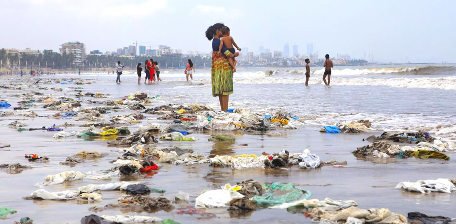 Suomalaiset tutkijat saattoivat löytää ratkaisun merten muovijäteongelmaan: Mikrobit, jotka hajottavat ja jopa syövät muovia