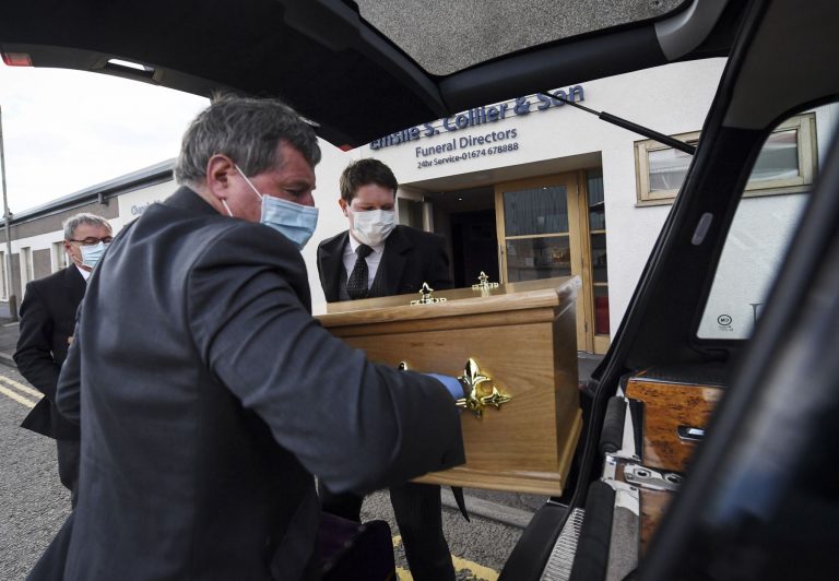 Estados Unidos supera el cuarto de millón de muertos por la pandemia